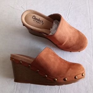 NIB Tony Little Cheeks Studded Clogs COGNAC 7